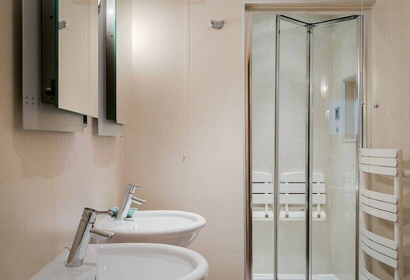 Luxury 5 Bedroom Villa With Parking And Ac