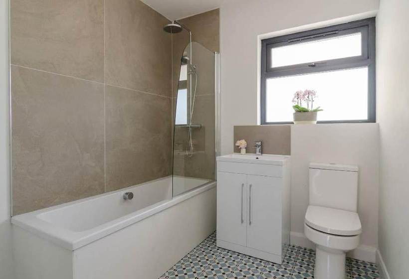 Malone Premium Cottage City Centre Access