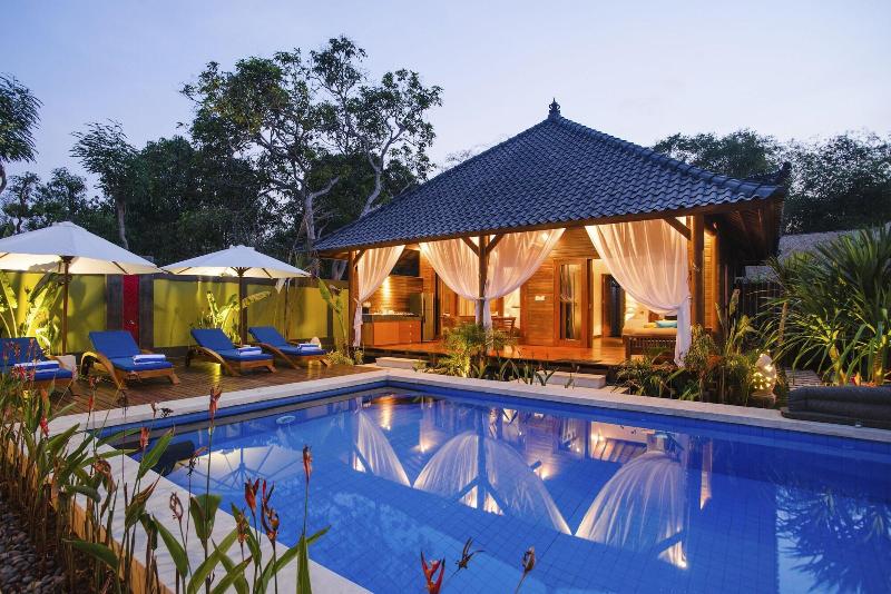هتل Castaway Resort