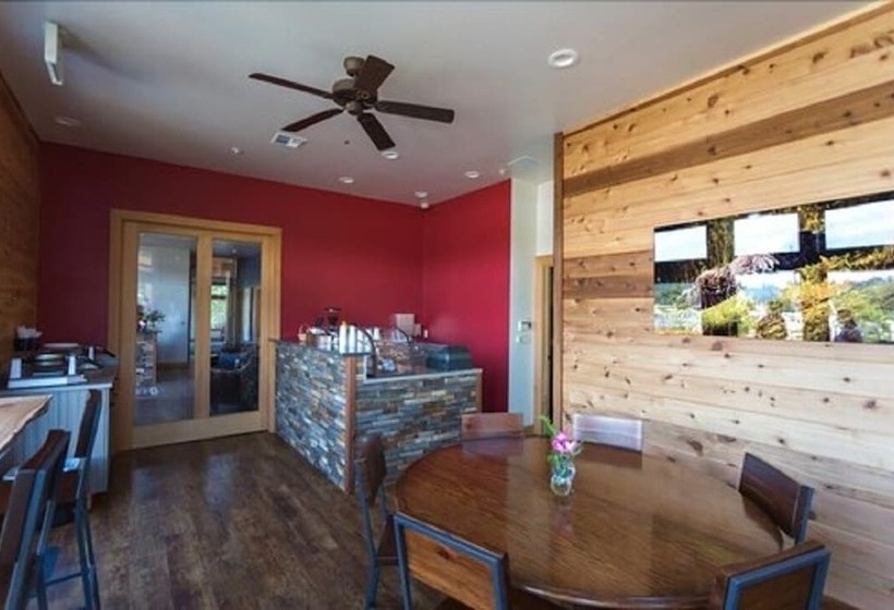 فندق Snug Harbor Resort