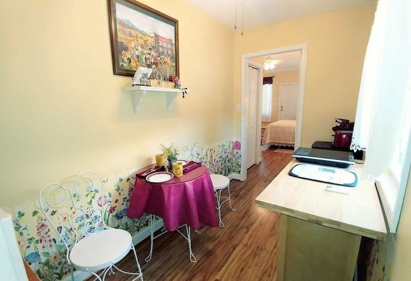 White_fence_english_ivy_cottage