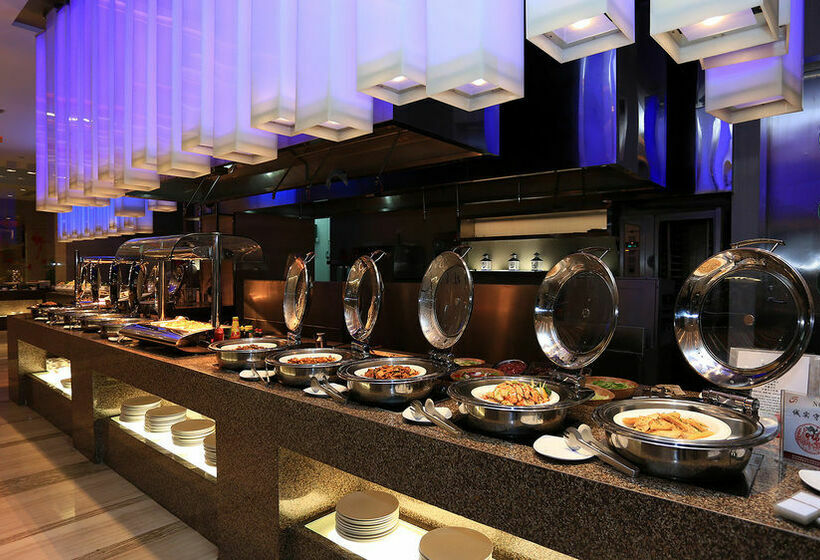 Отель Holiday Inn Central Plaza