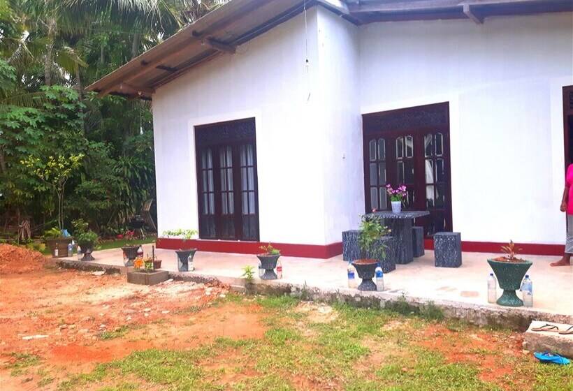 پانسیون Nadee Villa Guest House