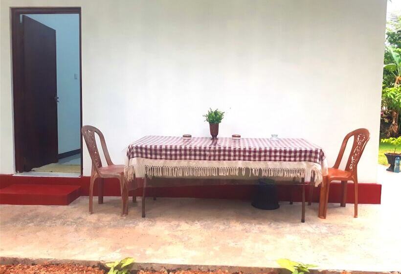 پانسیون Nadee Villa Guest House