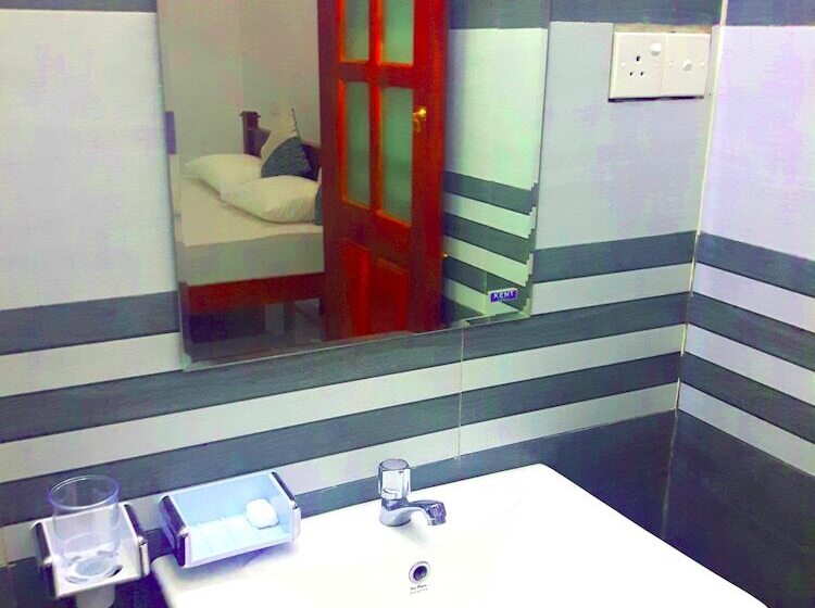 پانسیون Nadee Villa Guest House