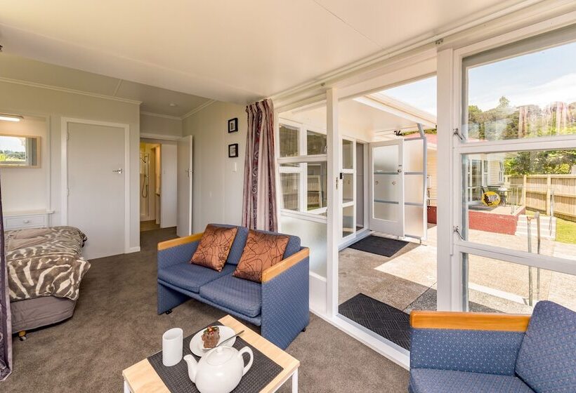 Waitangi Beach Bach 30a