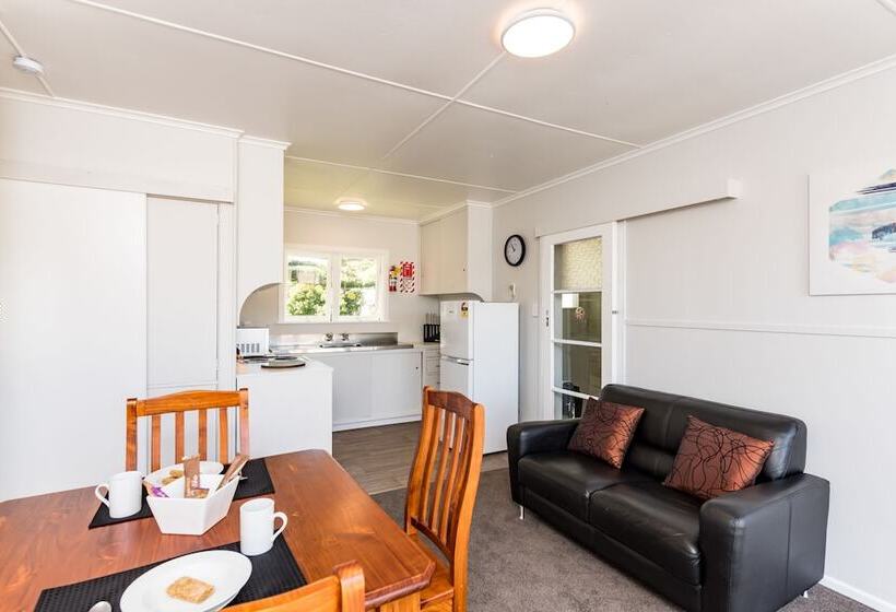 Waitangi Beach Bach 30b