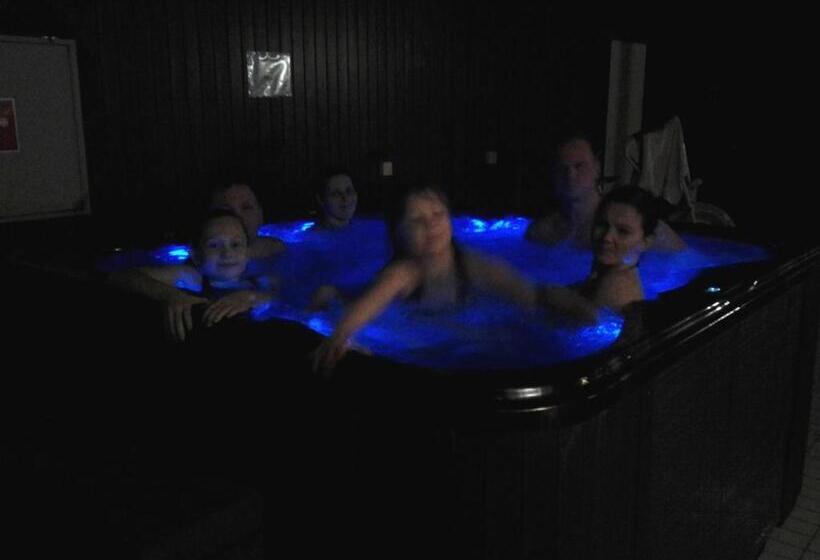 ホテル Karemajat Panorama