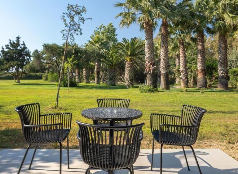 هتل Caravia Beach