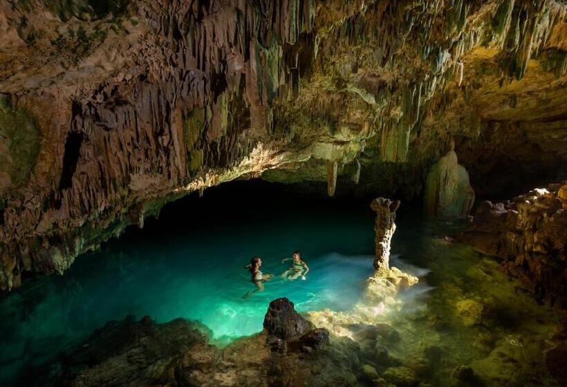 هتل Ayana Komodo Waecicu Beach