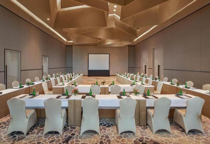 هتل Ayana Komodo Waecicu Beach