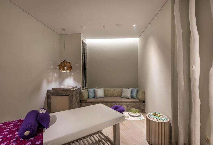 هتل Ayana Komodo Waecicu Beach