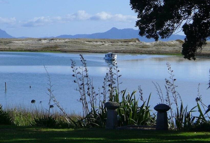 هتل Bream Bay Lodge