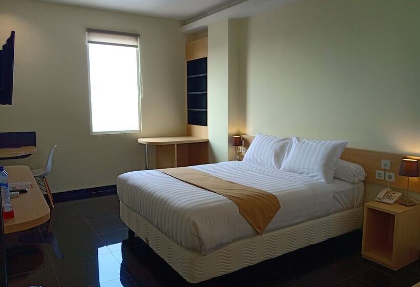 فندق Front One Inn Kediri