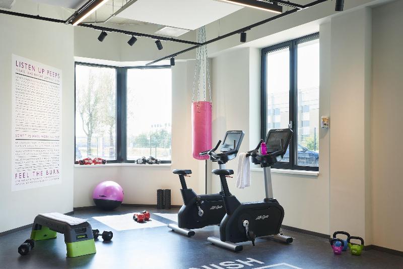 בית מלון כפרי Moxy Amsterdam Schiphol Airport