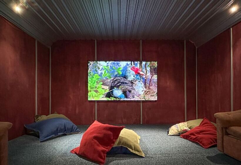 בית מלון כפרי The Crossing Lodge & Backpackers