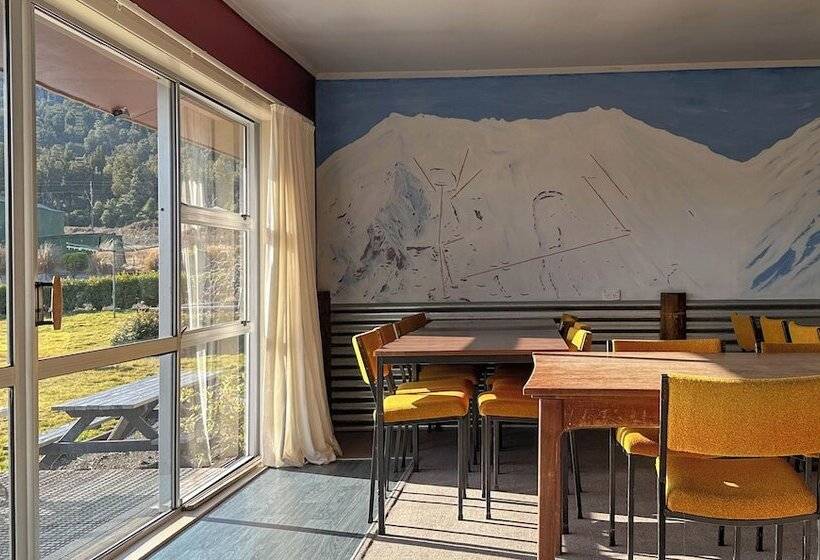 هتل The Crossing Lodge & Backpackers