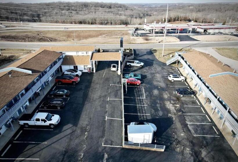 فندق Ozark Inn And Suites