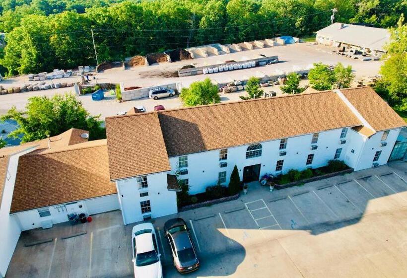 فندق Ozark Inn And Suites