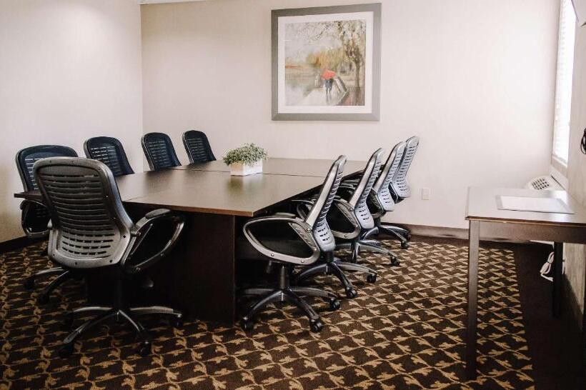 בית מלון כפרי Best Western Plus Bowmanville