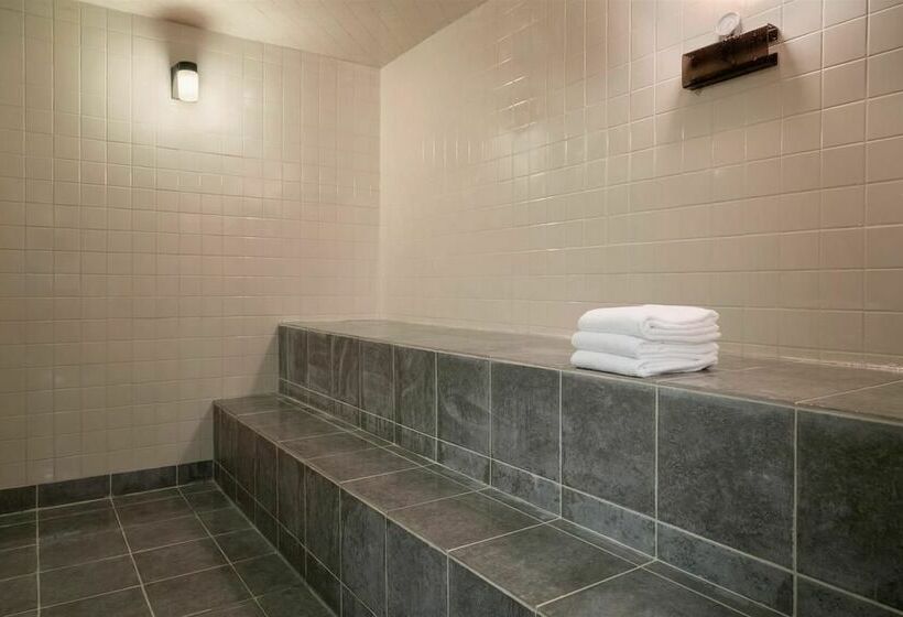 فندق Coast Fraser Tower