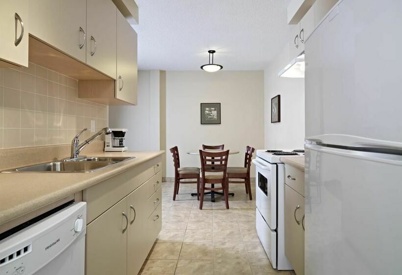 فندق Coast Fraser Tower