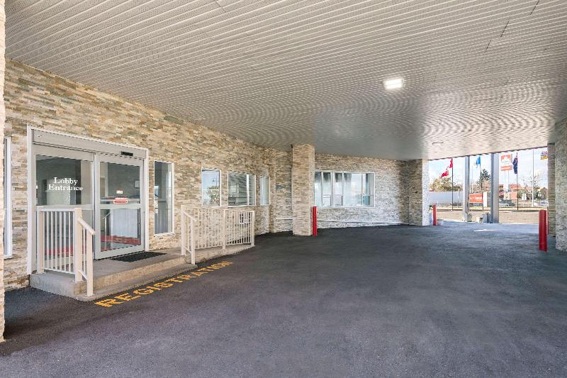 בית מלון כפרי Econo Lodge Inn & Suites