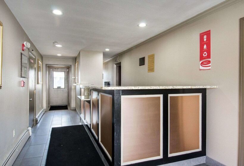 Отель Econo Lodge Inn & Suites