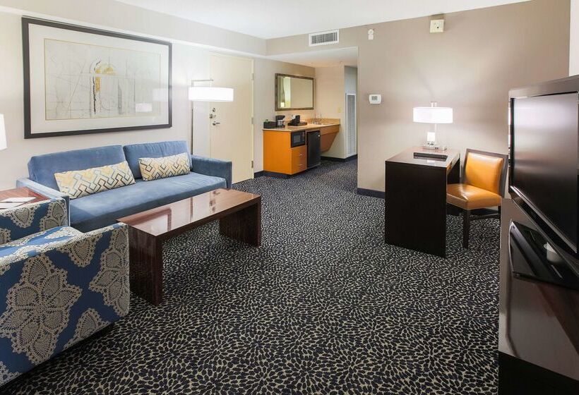 هتل Embassy Suites Louisville East