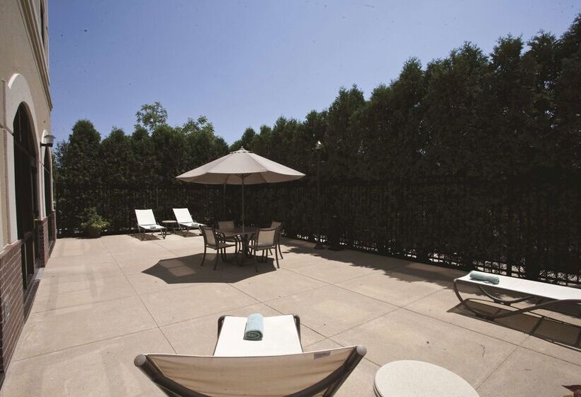 هتل Embassy Suites Louisville East