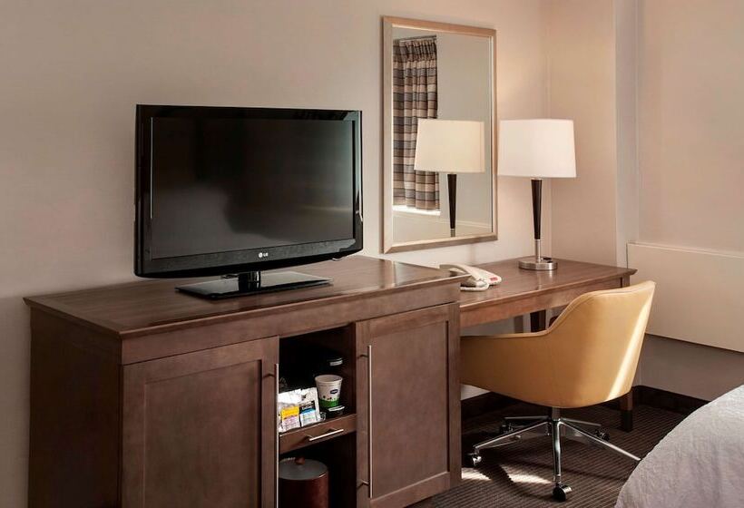 هتل Hampton Inn & Suites Milwaukee Downtown