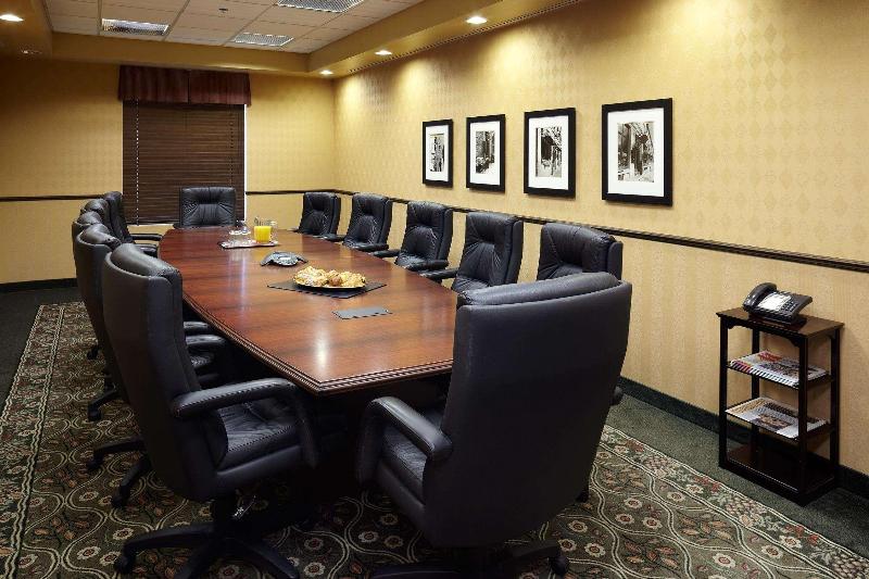هتل Hampton Inn & Suites By Hilton Montreal Dorval