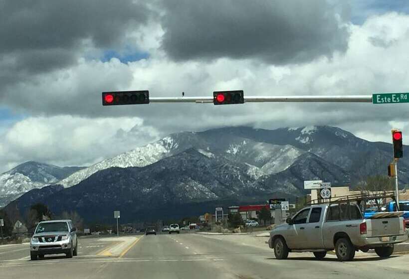 هتل Hampton Inn Taos