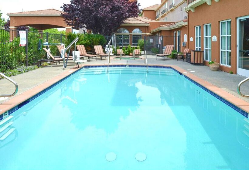 هتل Hilton Garden Inn Napa
