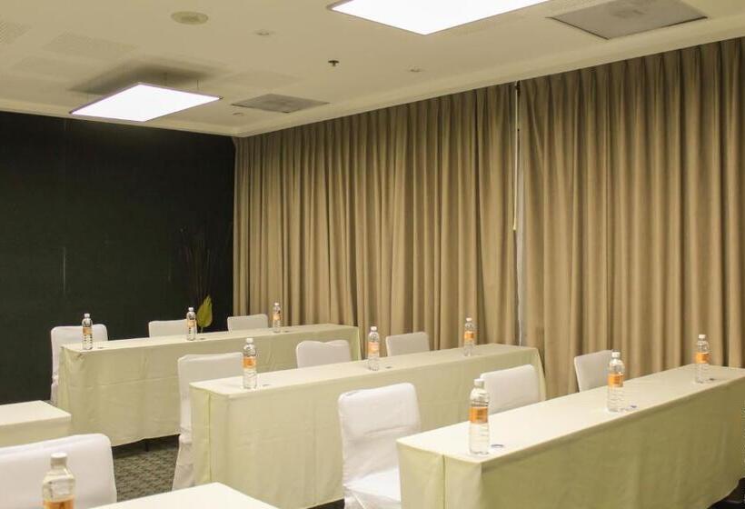هتل Holiday Inn Leon, An Ihg