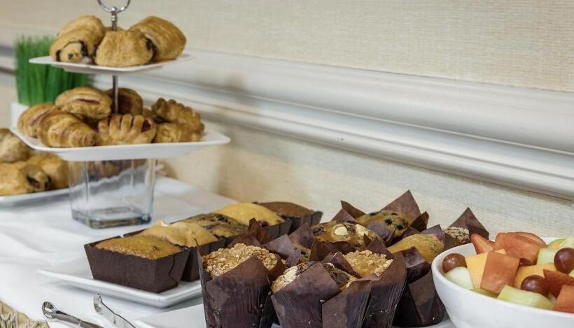 هتل Monte Carlo Inn Brampton