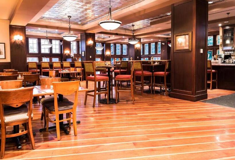 בית מלון כפרי Poets Cove Resort & Spa