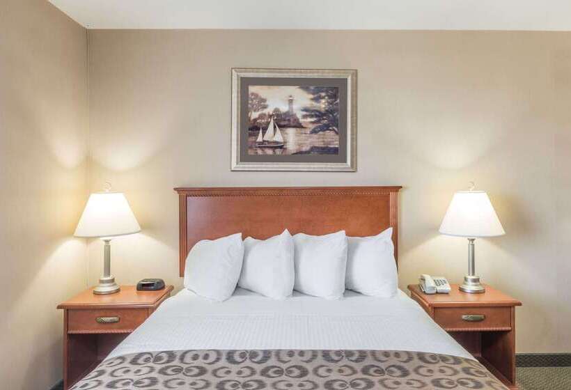 בית מלון כפרי Ramada By Wyndham Clairmont/grande Prairie