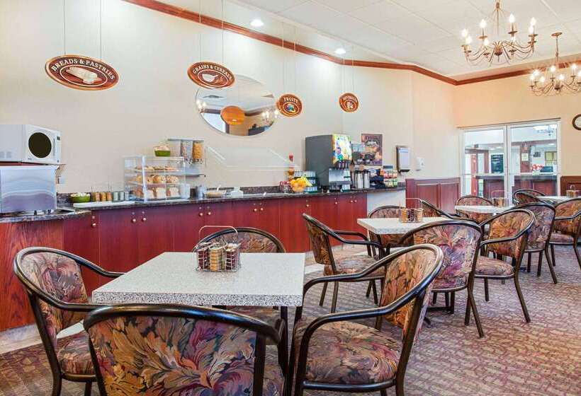Ramada By Wyndham Red Deer Hotel & Suites