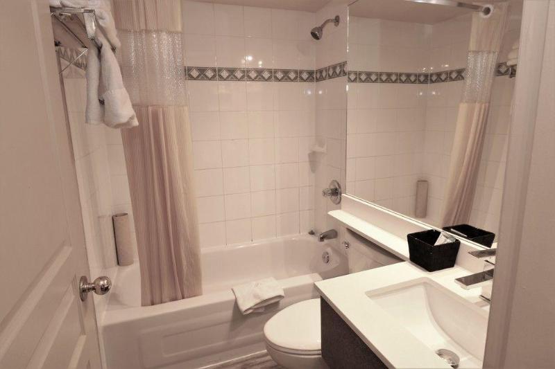 هتل Divya Sutra Suites On Robson Downtown Vancouver