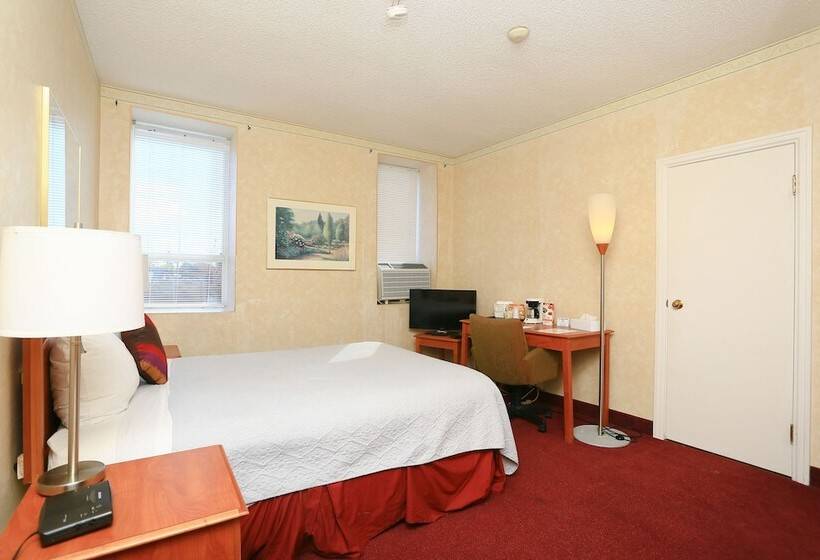 Отель Royal Inn & Suites