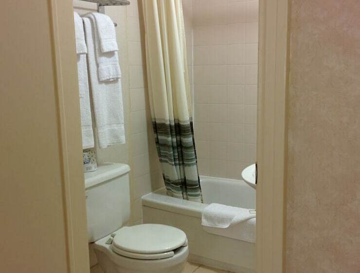 Отель Royal Inn & Suites