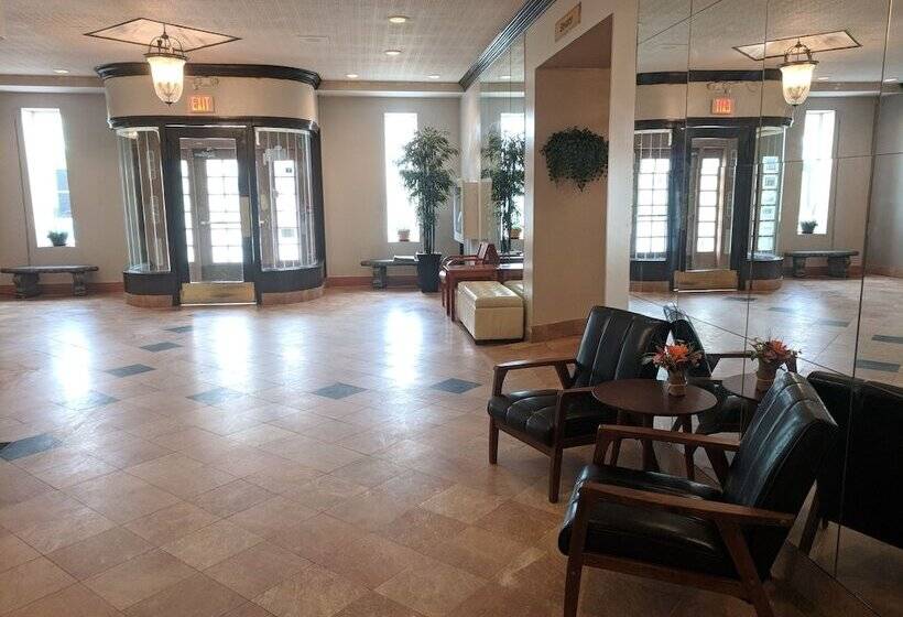 Отель Royal Inn & Suites