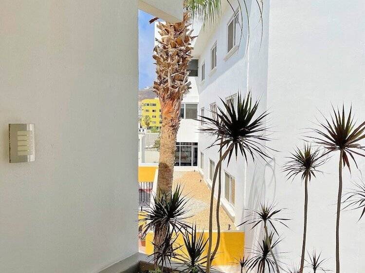 هتل Seven Crown Express & Suites By Kavia