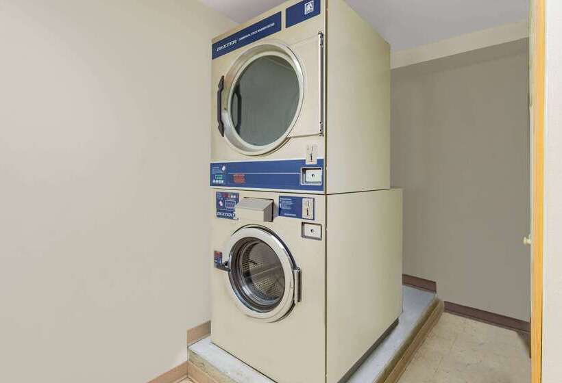 בית מלון כפרי Super 8 By Wyndham Cornwall On