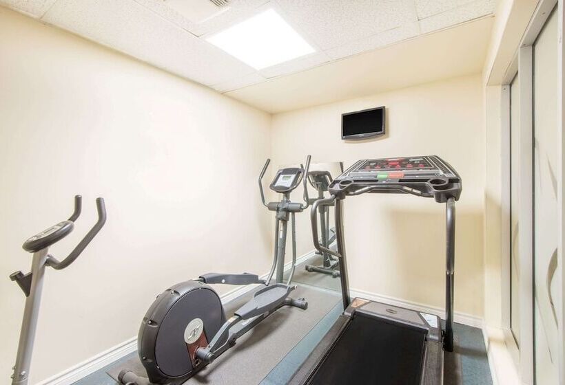 בית מלון כפרי Super 8 By Wyndham Cornwall On
