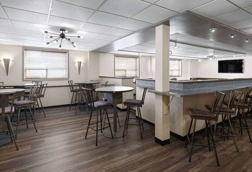 בית מלון כפרי Travelodge By Wyndham Fort Mcmurray