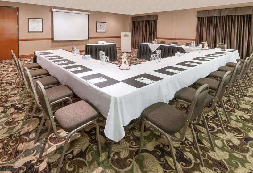 هتل Wingate By Wyndham Edmonton West