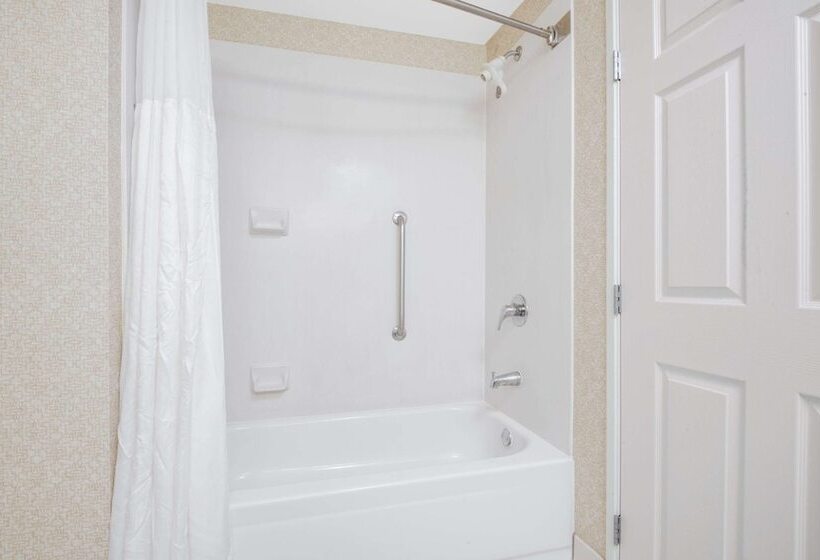هتل Wingate By Wyndham Gillette Near Camplex