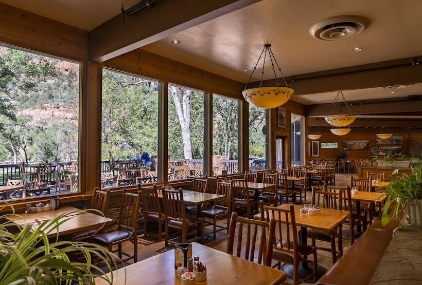هتل Zion Lodge   Inside The Park
